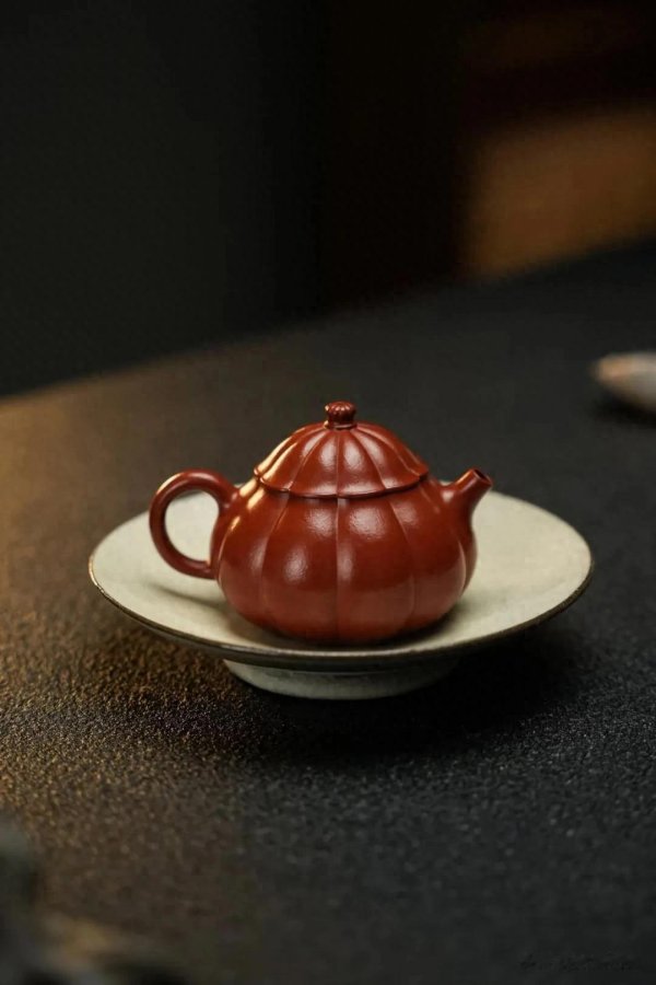 世界杯全球运动用品供应平台 紫砂壶储藏的新轨则: 从“头衔炒作”到“器物本真”的审好意思价值